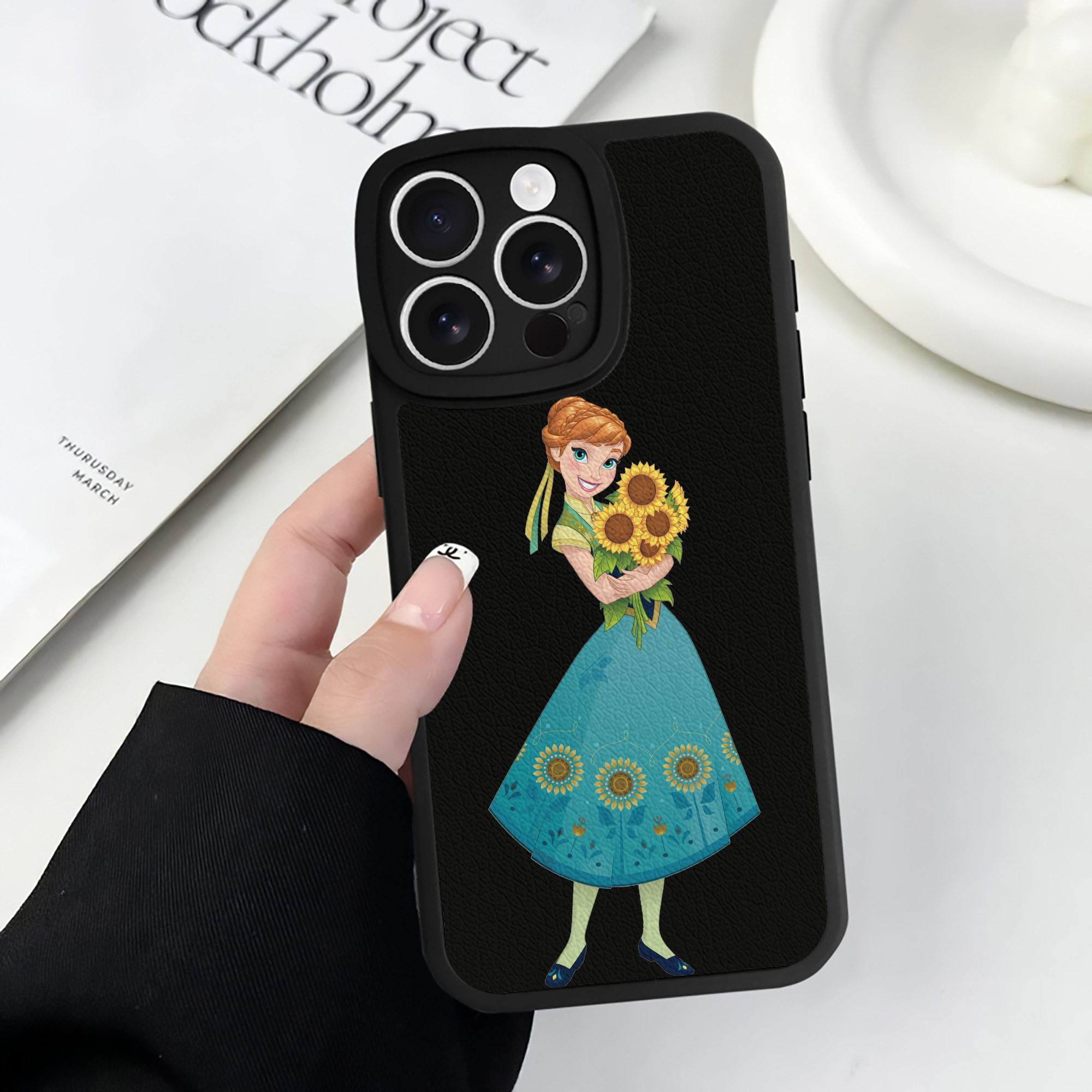 （画像用） アナと雪の女王 アンナ エルサ Frozen Anna Elsa 【iPhone 16シリーズ対応】シリコンスマホケース（レザー調） 材質：シリコン